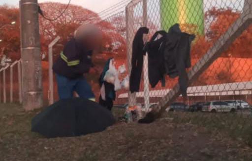 Homem acampa em frente a empresa, após demissão por justa causa na Dom Gabriel